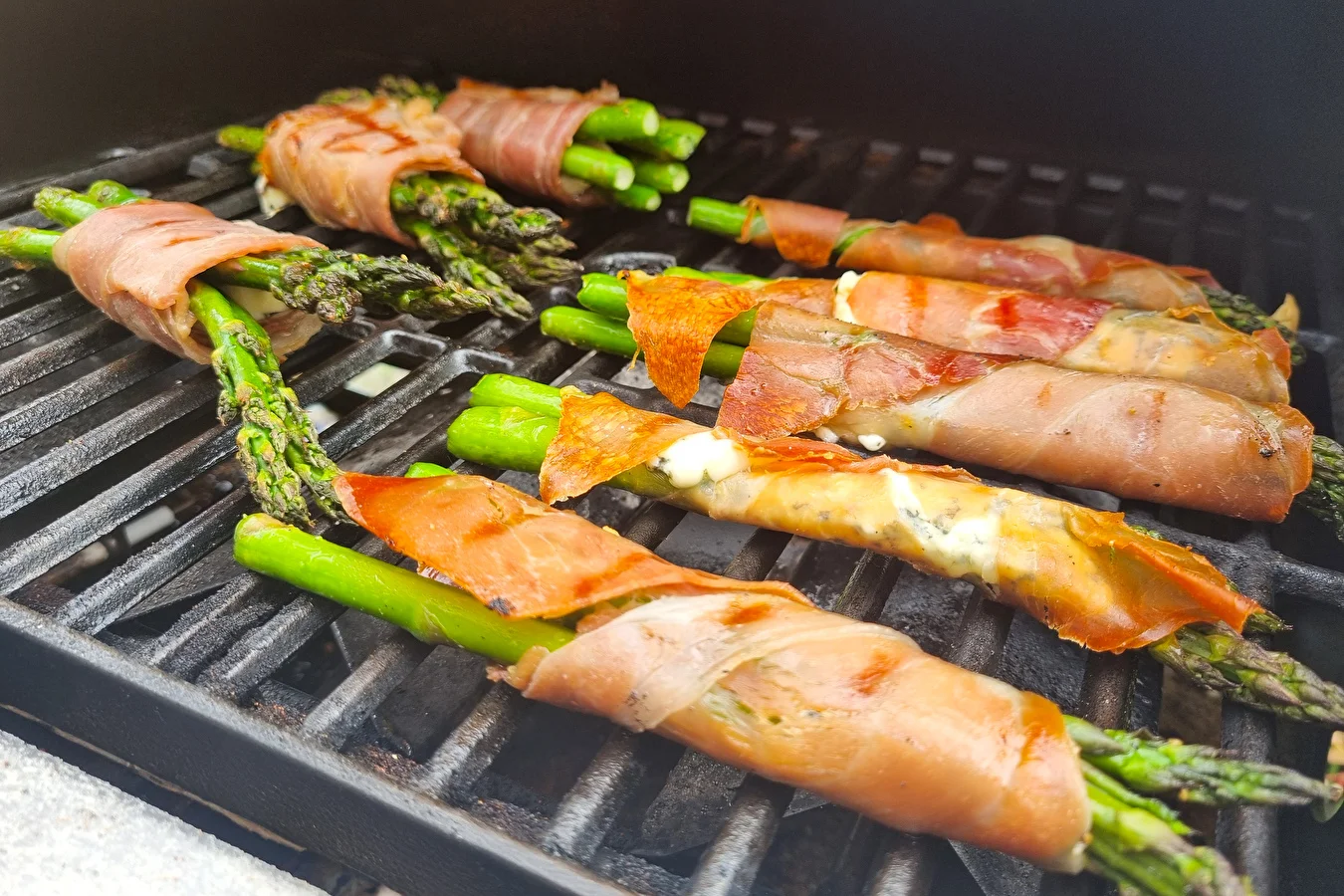 Grön sparris i parmaskinka från gasolgrill
