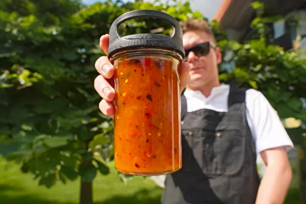 Kryddig persikosylt med chili och en ton av rom