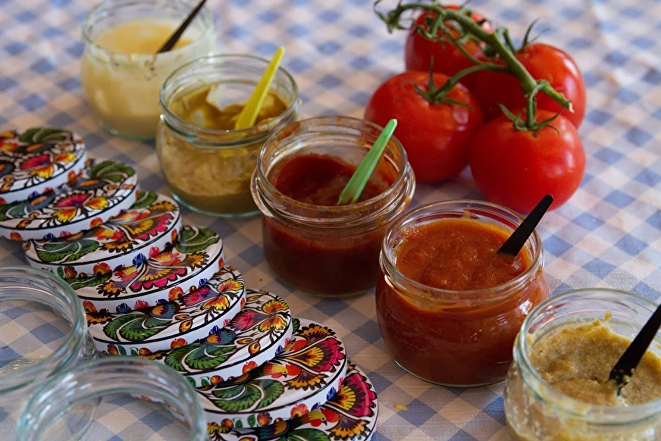 Hemlagade såser: ketchup, majonnäs och senap