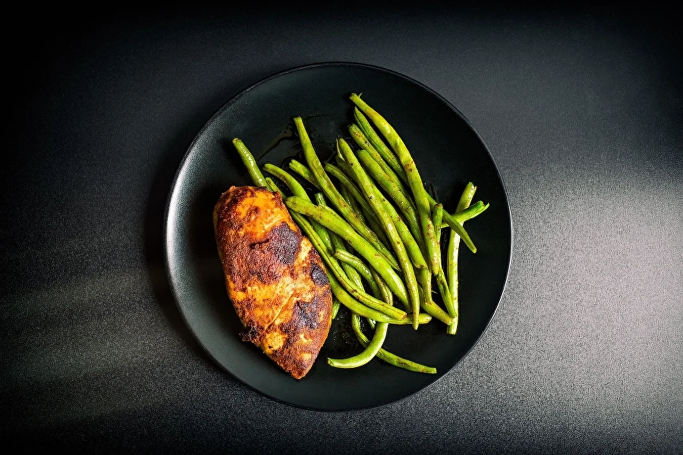 Hemlagad kyckling sous-vide med gröna bönor
