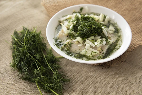 Sill i en mild inläggning med dill