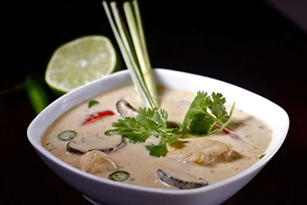 Värmande, glutenfri thaisoppa med kyckling