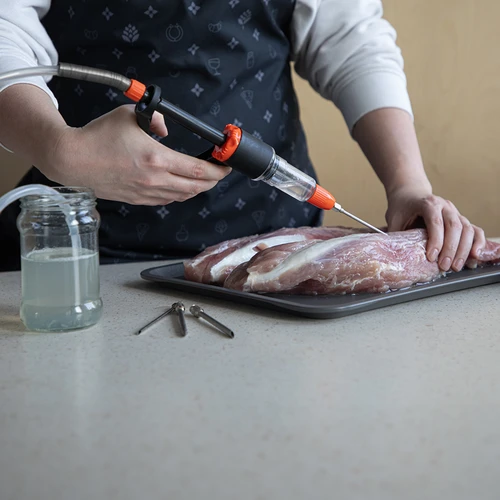 Halvautomatisk charkuterispruta med nålset och slang - 11