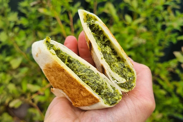 Grillade tortillas med spenat och fetaost