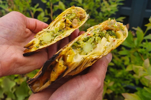 Grillade tortillor med rökt lax och broccoli