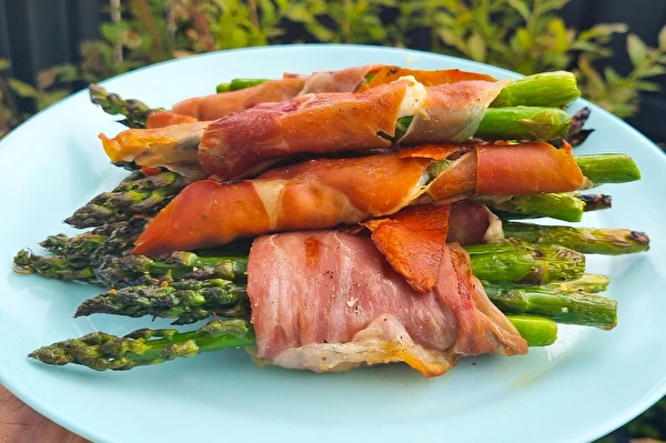 Grön sparris i parmaskinka från gasolgrill