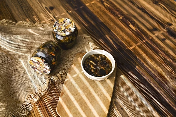 Hemgjord inlagd svamp