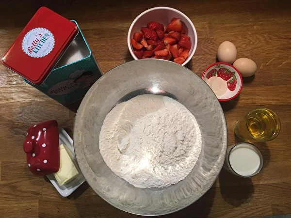 Jästkaka utan knådning med jordgubbar