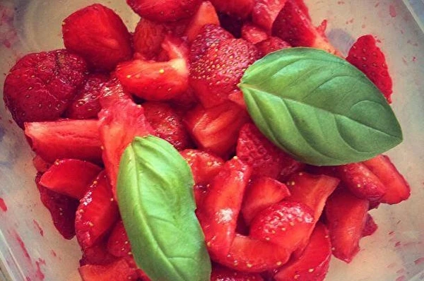 Jordgubbssylt med basilika