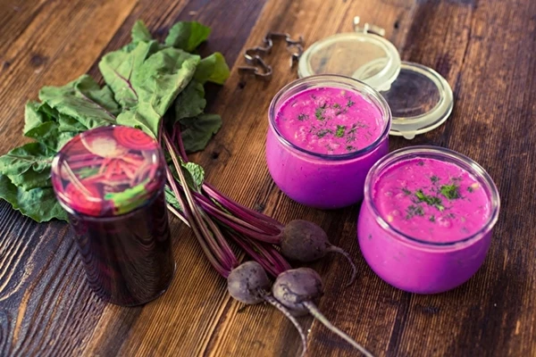 Kall rödbetssoppa med kvass på syrade rödbetor