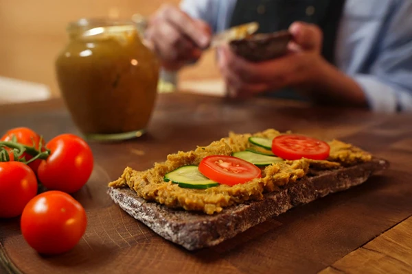 Vegopastej av röda linser och pumpa i skinkkokare