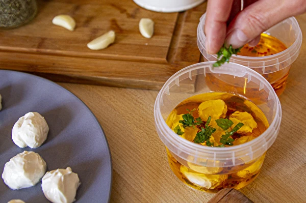 Yoghurtkulor i olivolja med kryddor