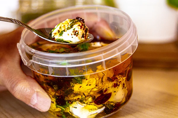 Yoghurtkulor i olivolja med kryddor