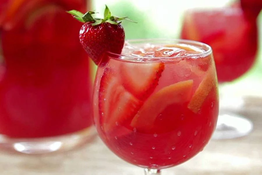 Browin Przepiśnik - Jordgubbsvin med en ton av fläderblommor