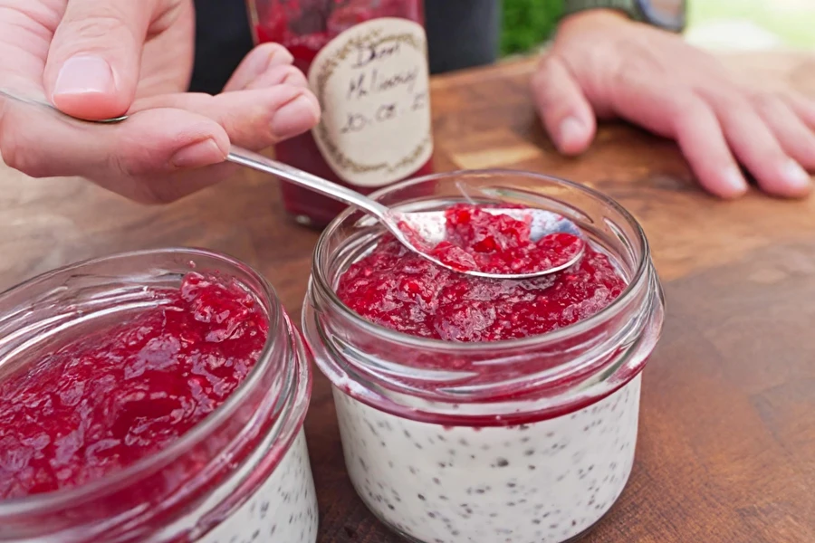 Kokos-chiapudding med hallonsylt