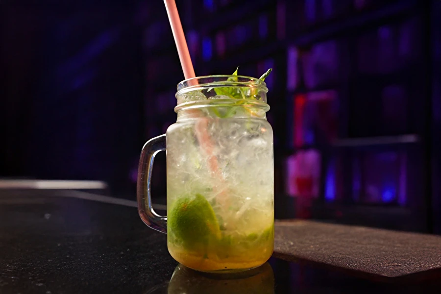 Browin Przepiśnik - Nojito – en uppfriskande, alkoholfri drink med lime och mynta